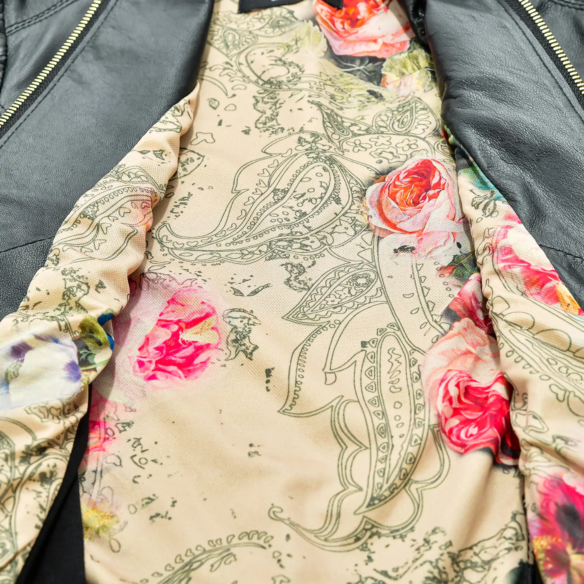 Chaqueta entallada de mujer de piel auténtica.