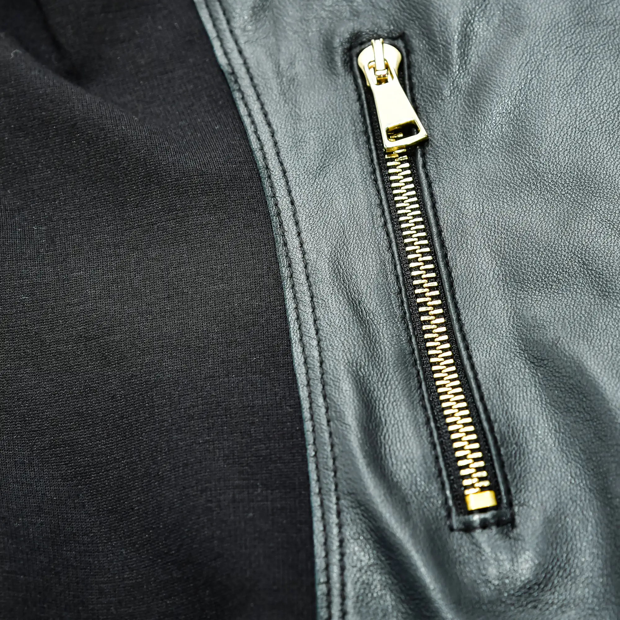 Chaqueta entallada de mujer de piel auténtica.