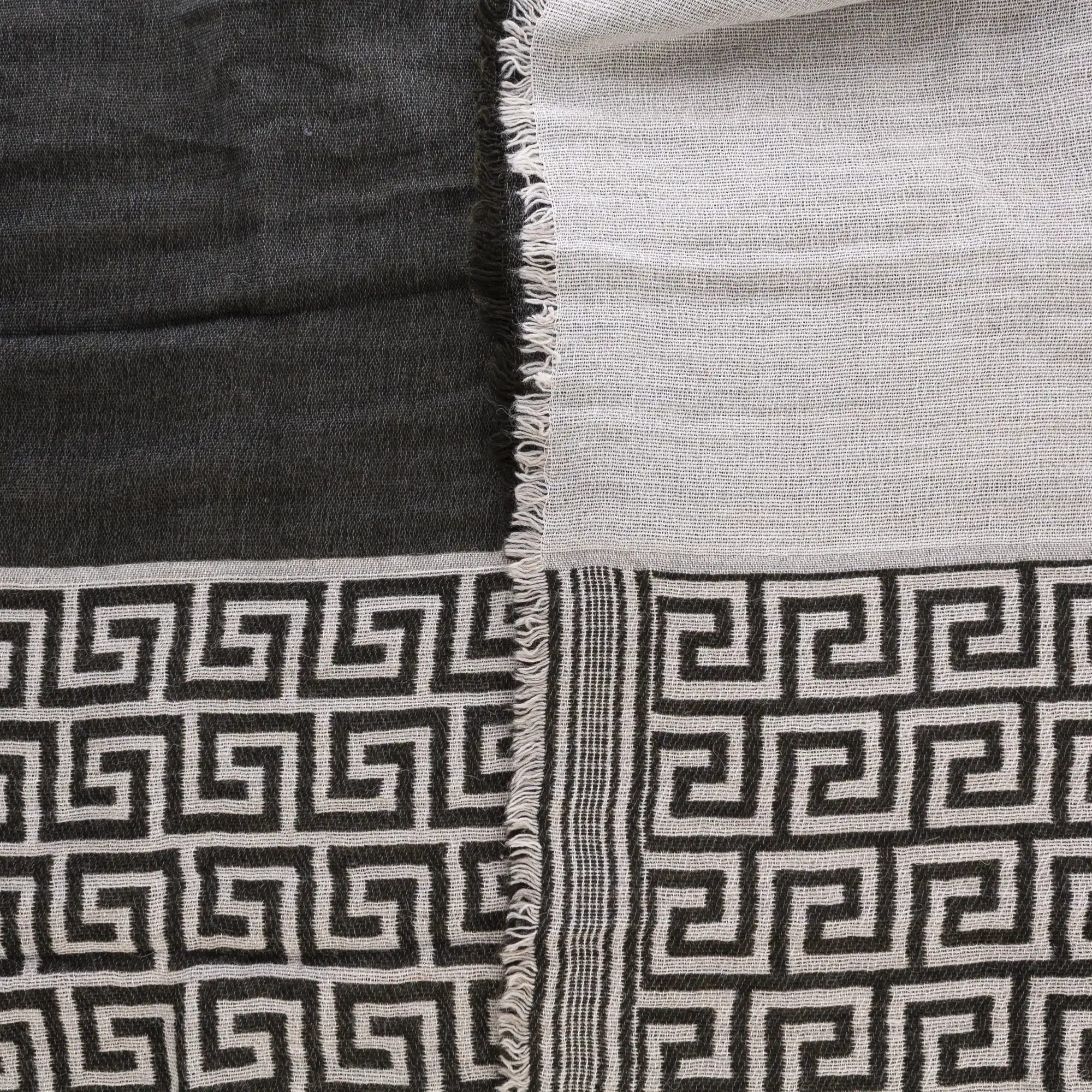 Fular bufanda con diseño grecas doble solapa modal y lana. Made in Italy.