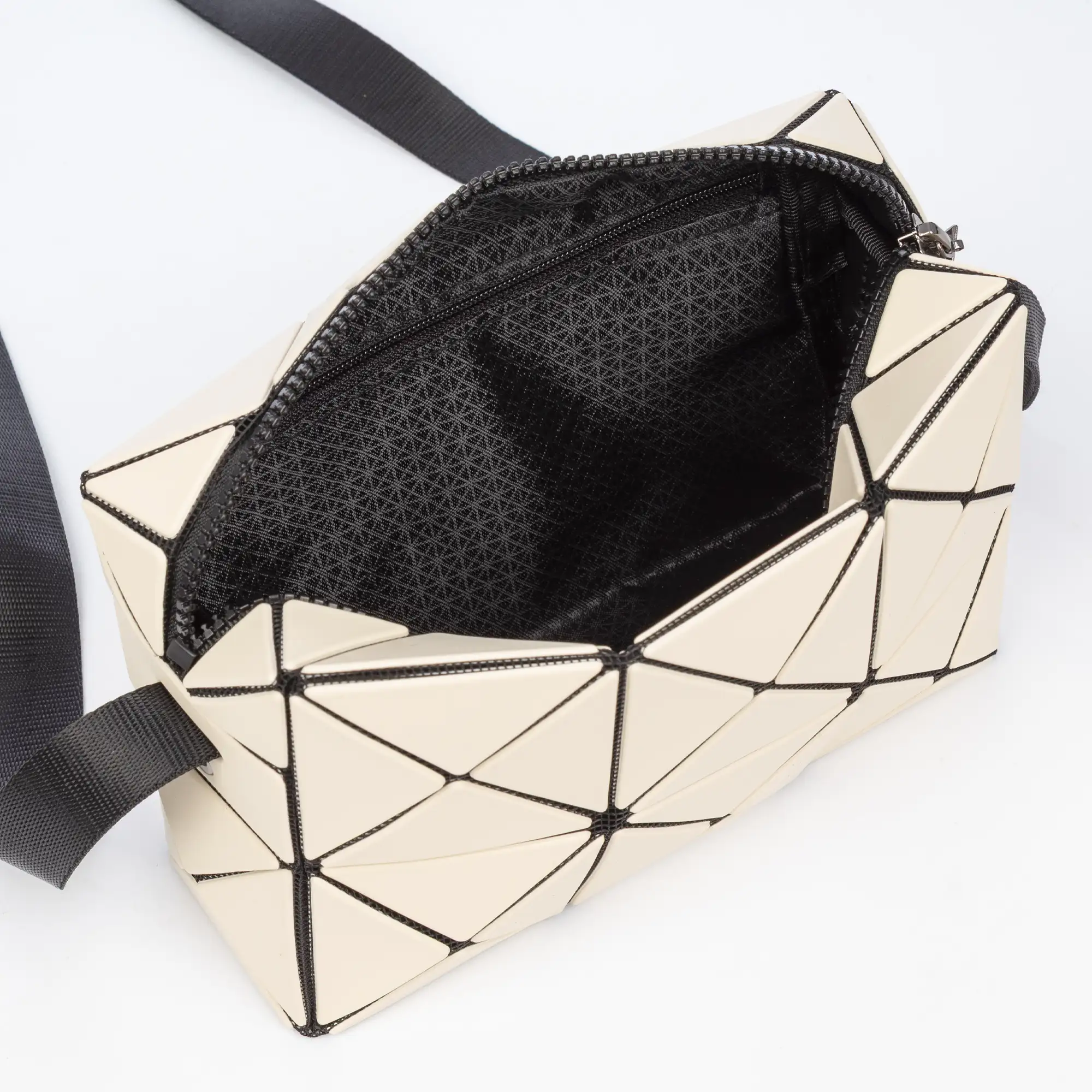 Aso bolso bandolera de diseño geométrico.