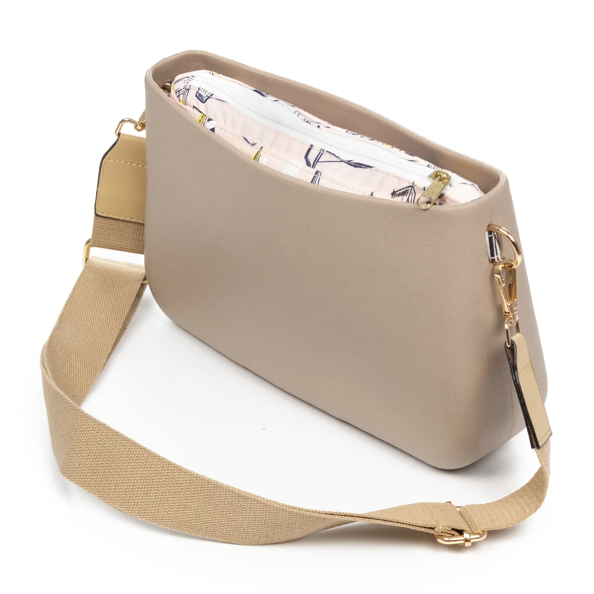 Villareggia bolso bandolera, de goma eva con correa ajustable y bolsa interior estampada. Correa y bolsa interior intercambiables.